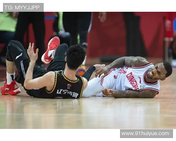 辽宁本钢球员因伤暂时退出比赛，球迷热切期盼其早日康复