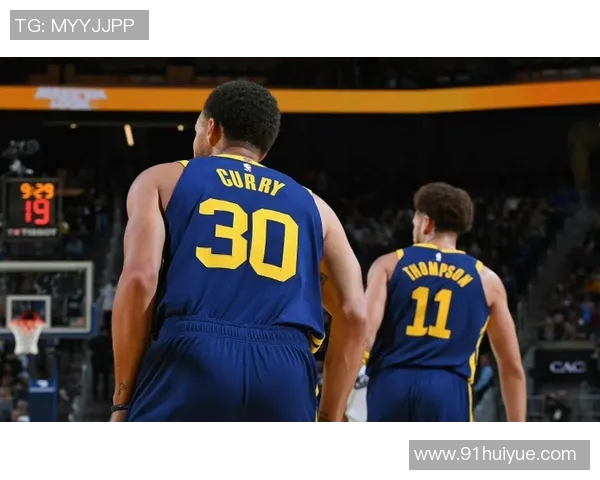 勇士在主场险胜雷霆，库里狂砍40分，勇士为何如此强大？
