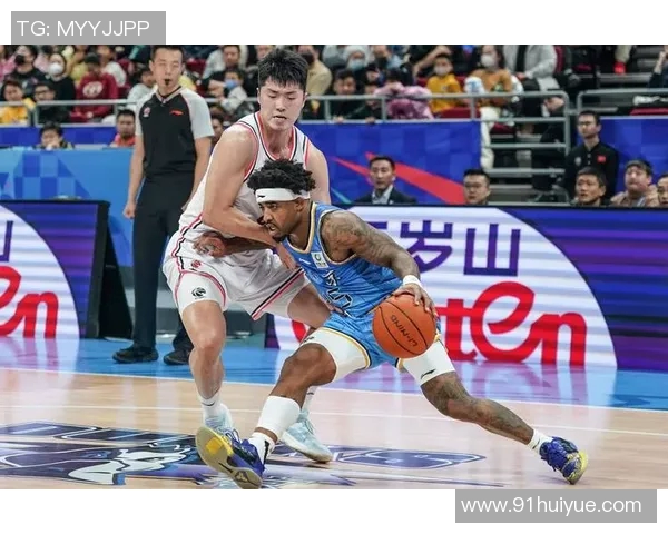 易建联表现出色，带领广东队逆转战胜北京队，展示出强大的实力